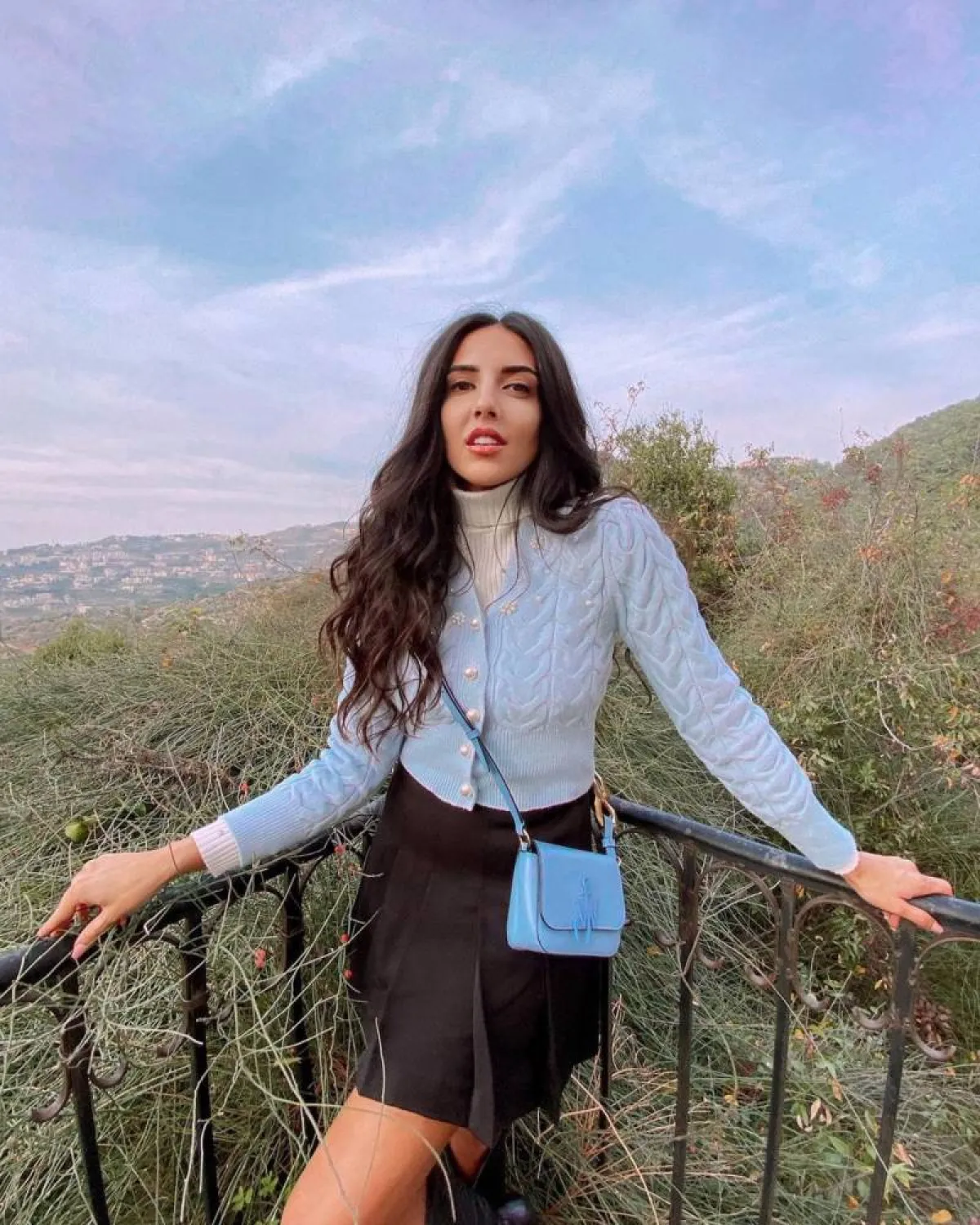 هادية غالب بإطلالة كاجوال أنيقة  