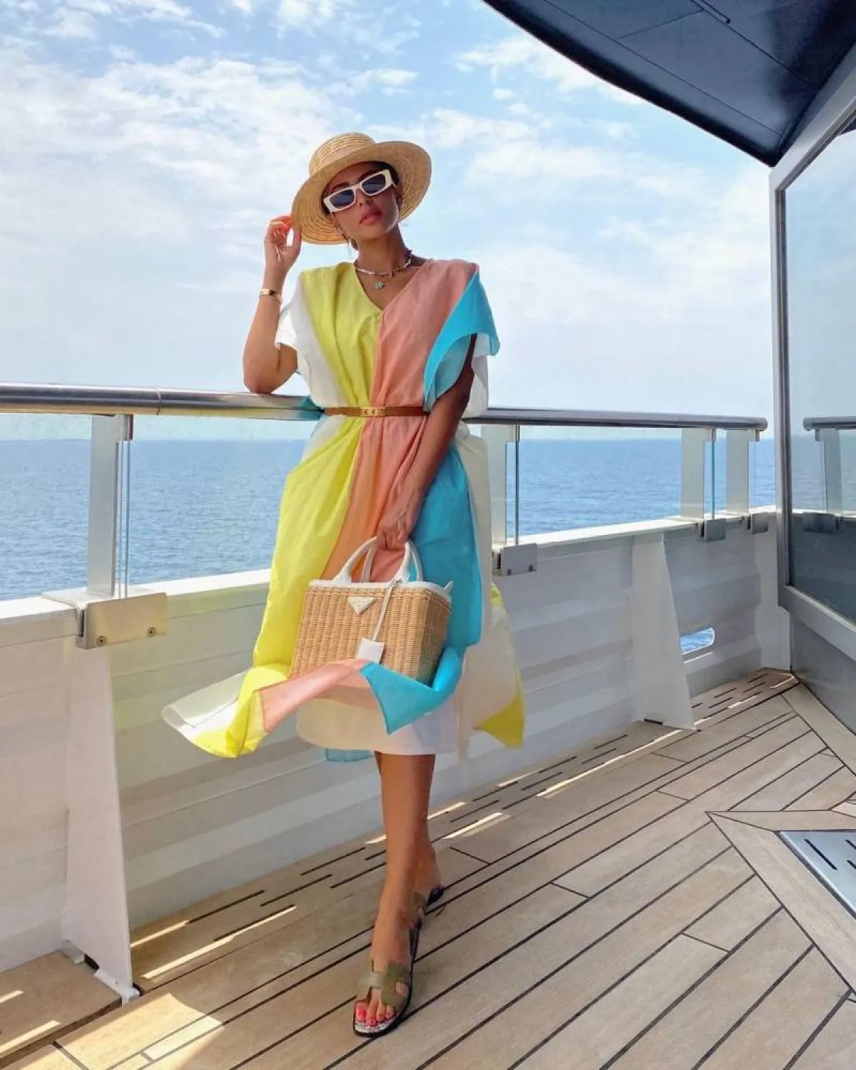 لما العقيل بفستان صيفي ملون 