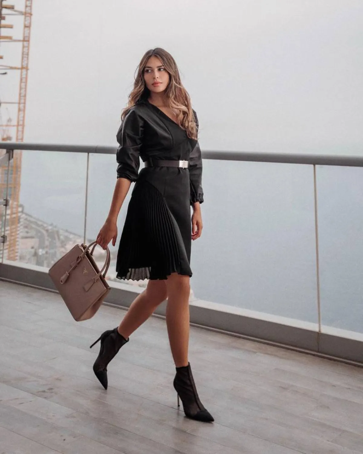 لما العقيل بفستان قصير باللون الأسود 