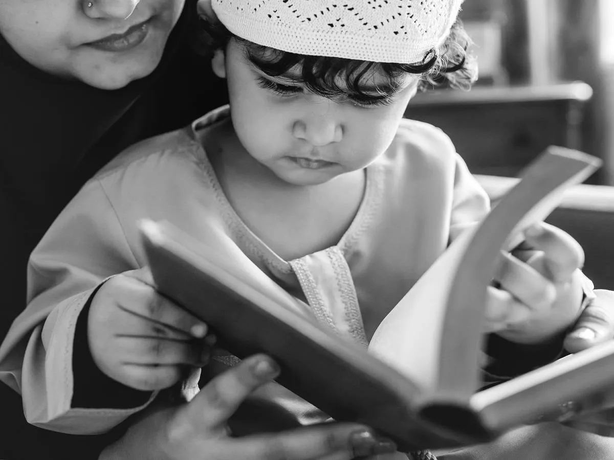 صورة لأم تقرأ مع طفلها كتاباً