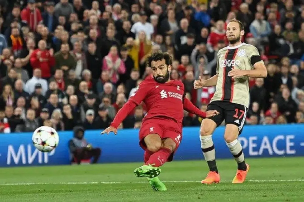 صورة محمد صلاح مع ليفربول