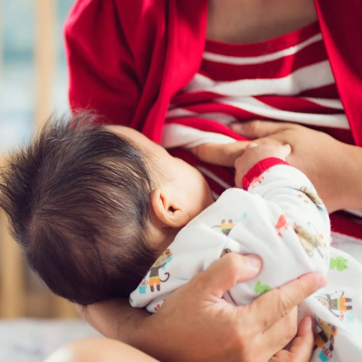 صورة لطفل يرضع