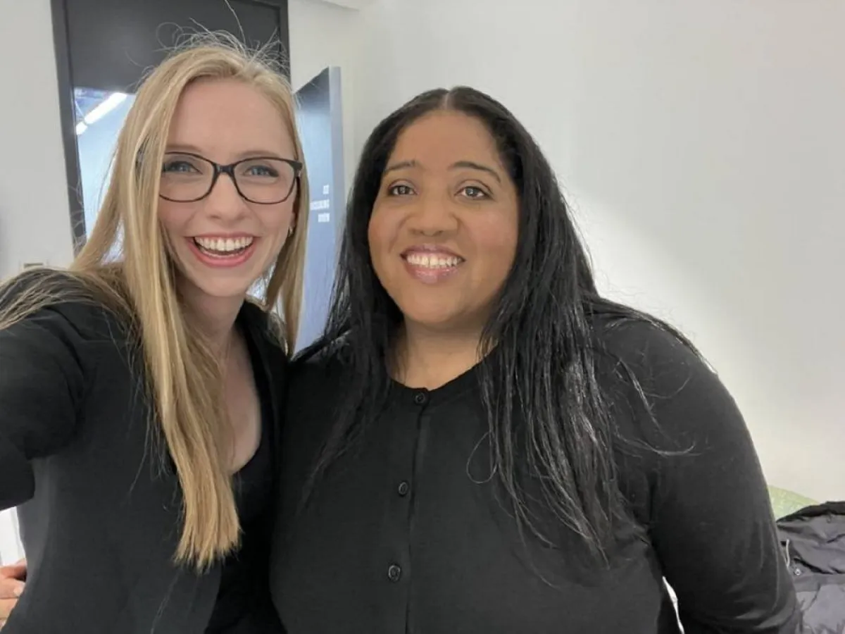 صورة العازفة آنا لابوود والعاملة مارسيلا