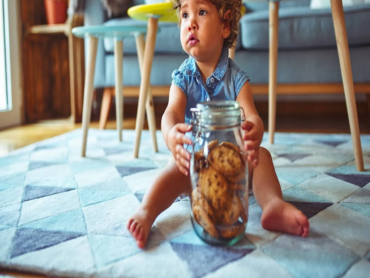 صورة لطفلة تتناول البسكويت