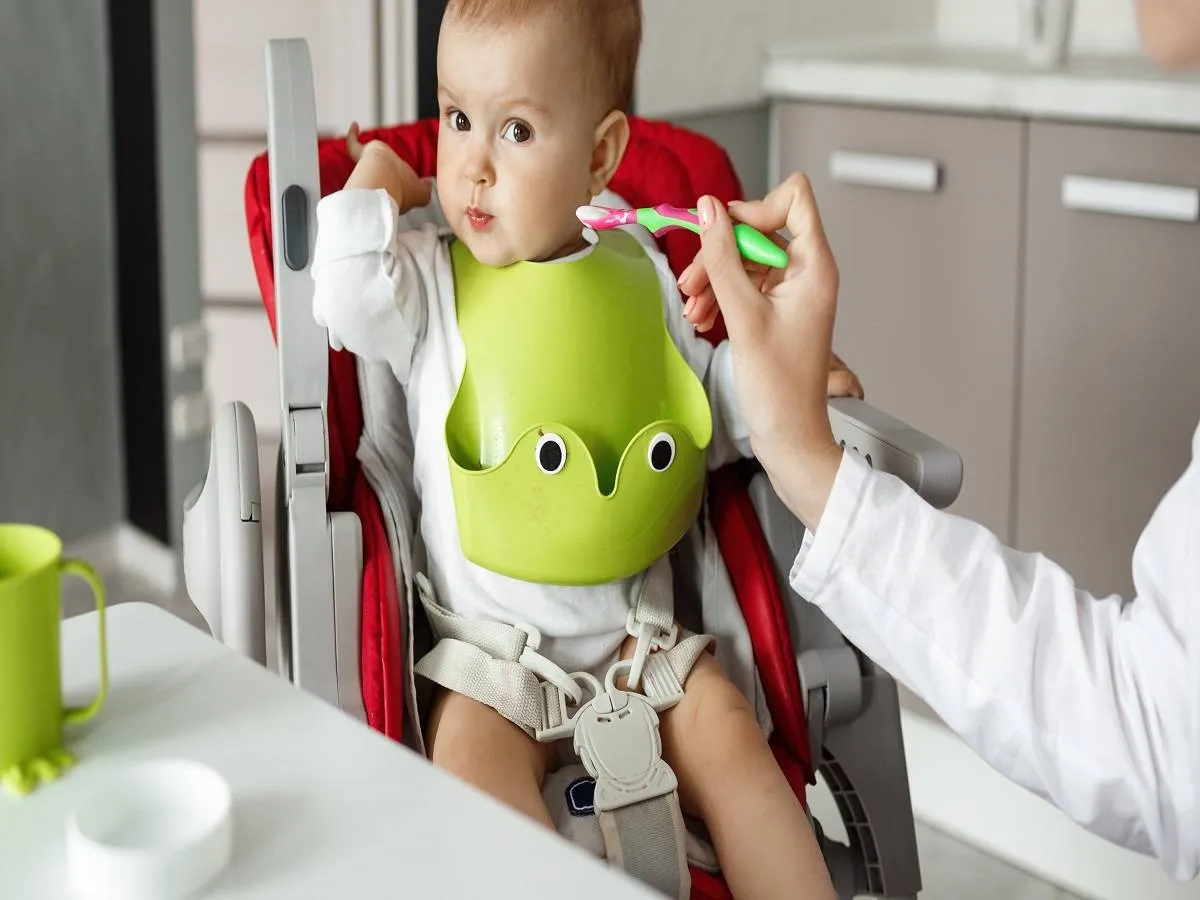 صورة لطفل رضيع يرفض تناول الطعام