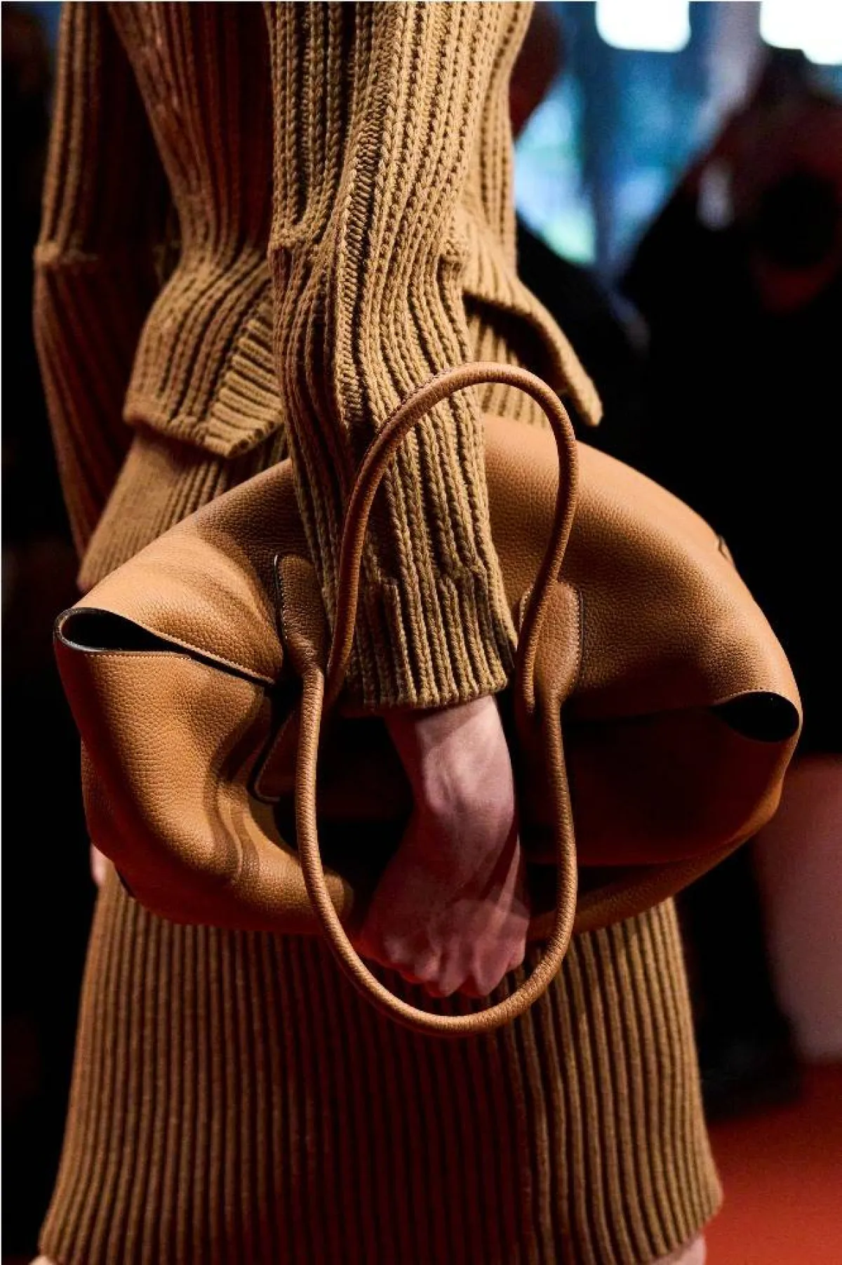 موديلات حقائب كتف باللون البني لخريف 2022 من تودز Tod s