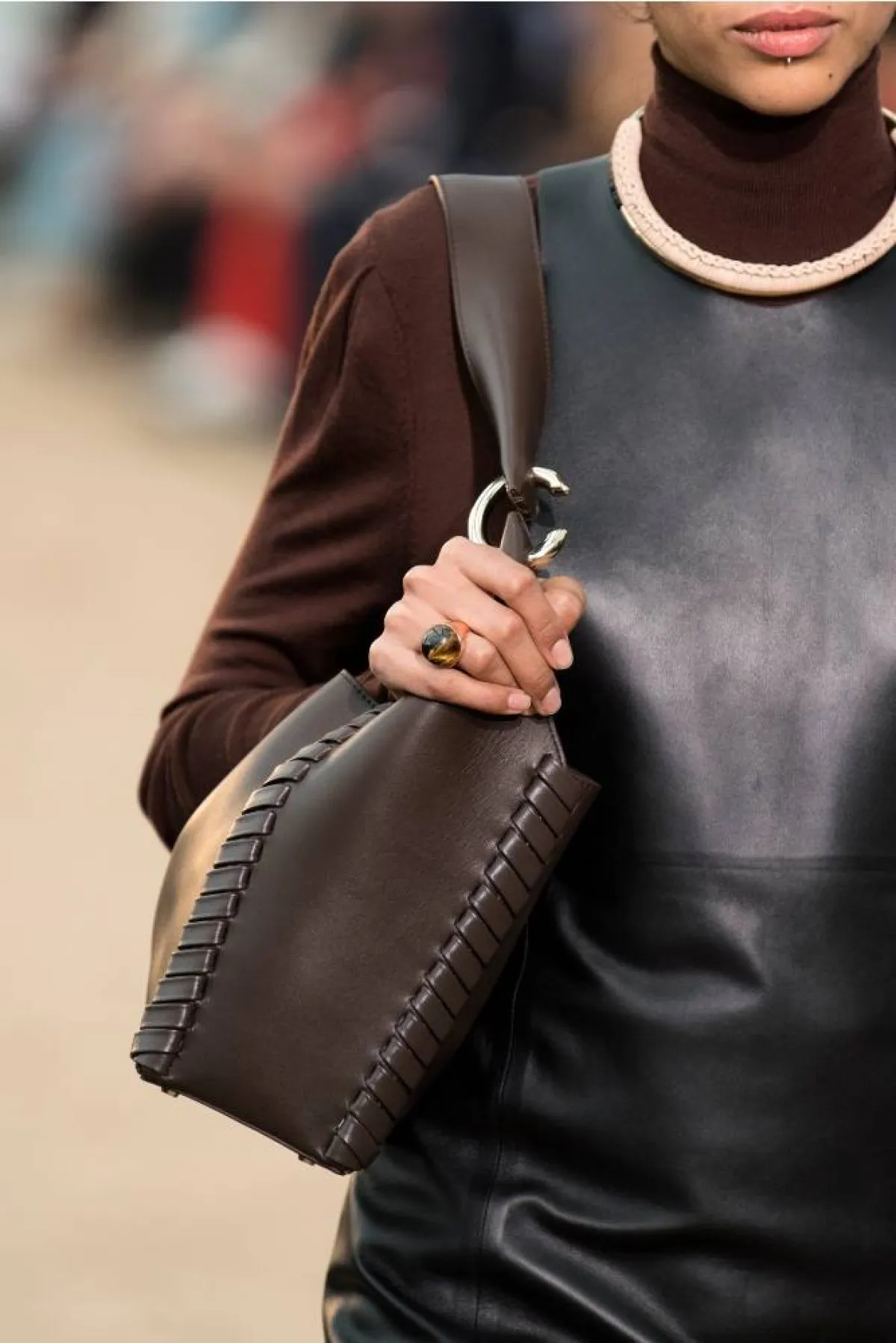 موديلات حقائب كتف باللون البني لخريف 2022 من كلوي Chloe