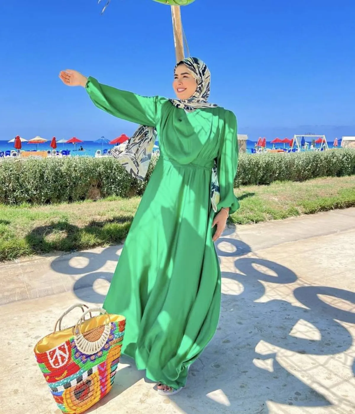 مروة حسن بفستان اخضر بحزام محدد للخصر