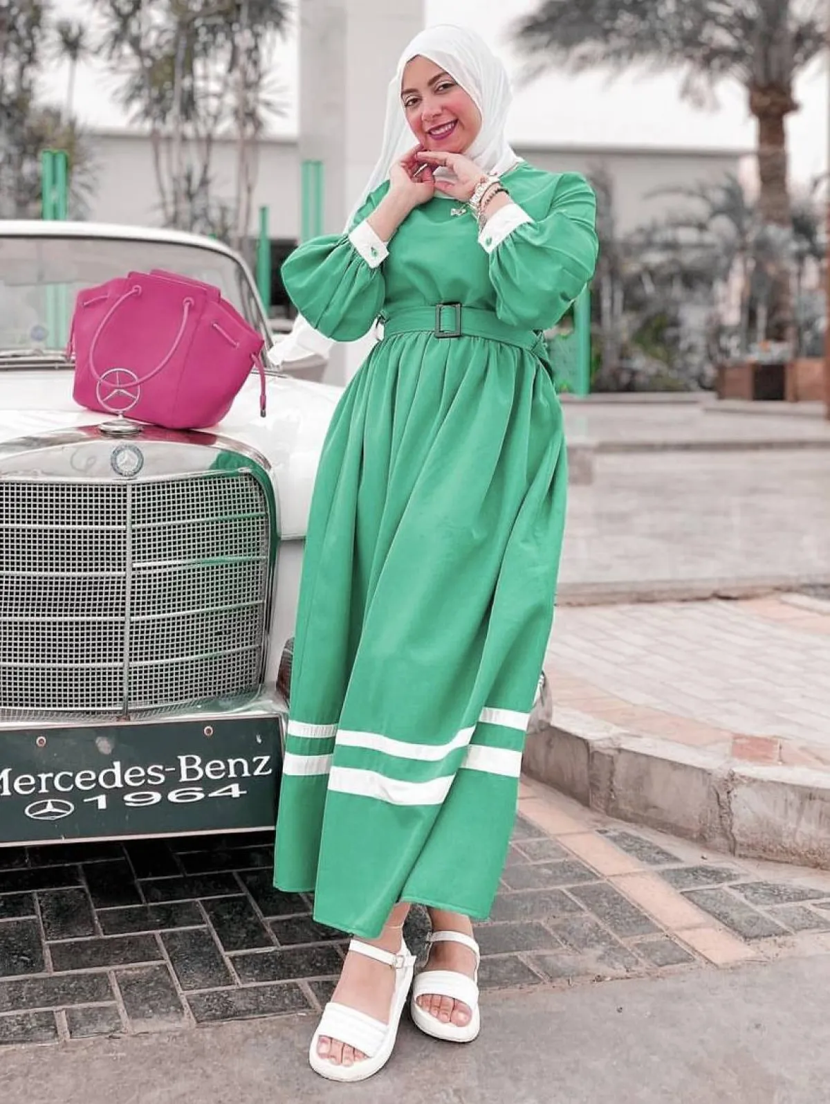 علا عبدالحميد بفستان اخضر بخطوط بيضاء