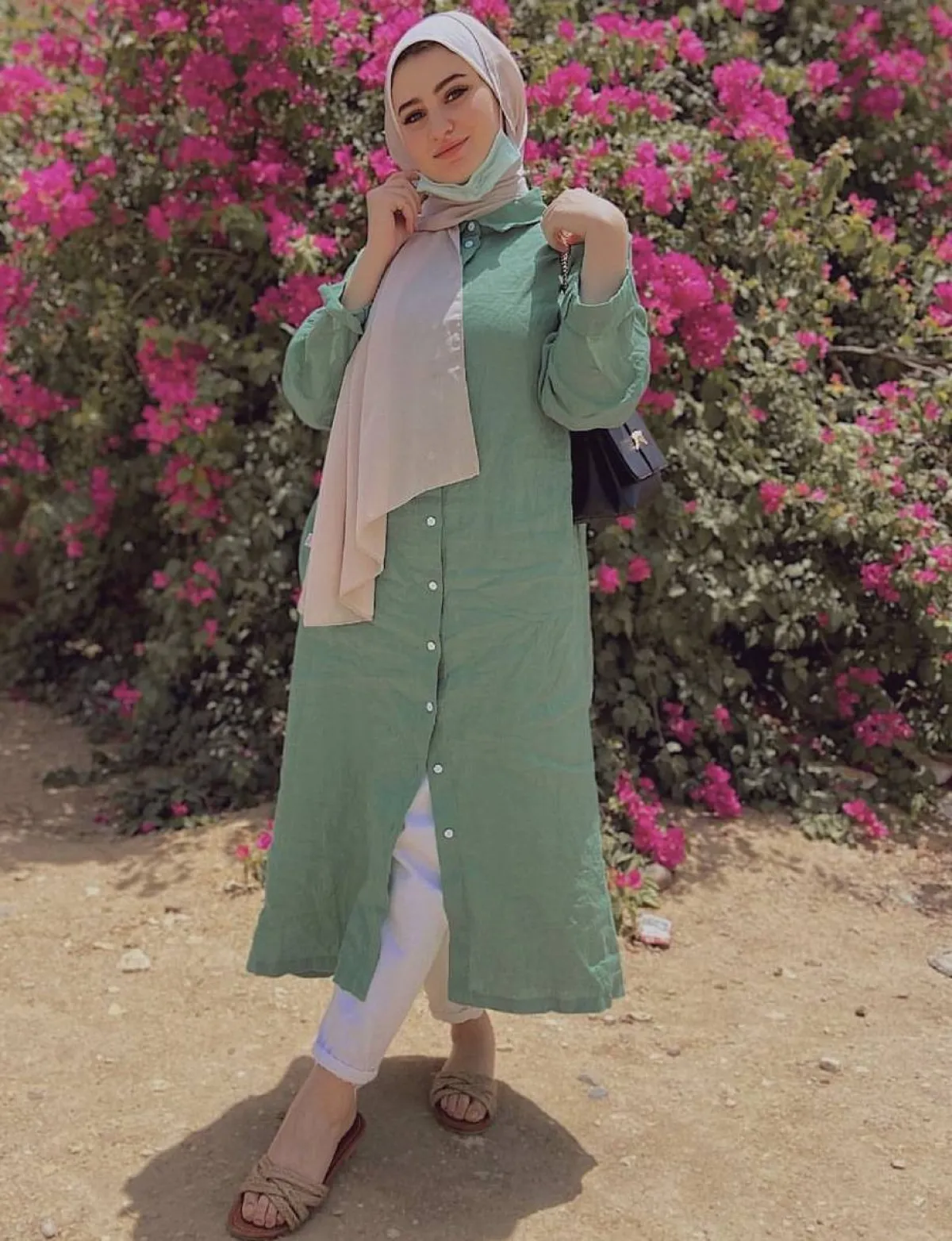 هاجر طارق بفستان مفتوح كاجوال