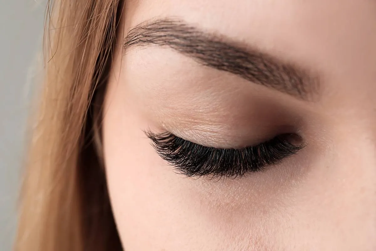 تنظيف الرموش