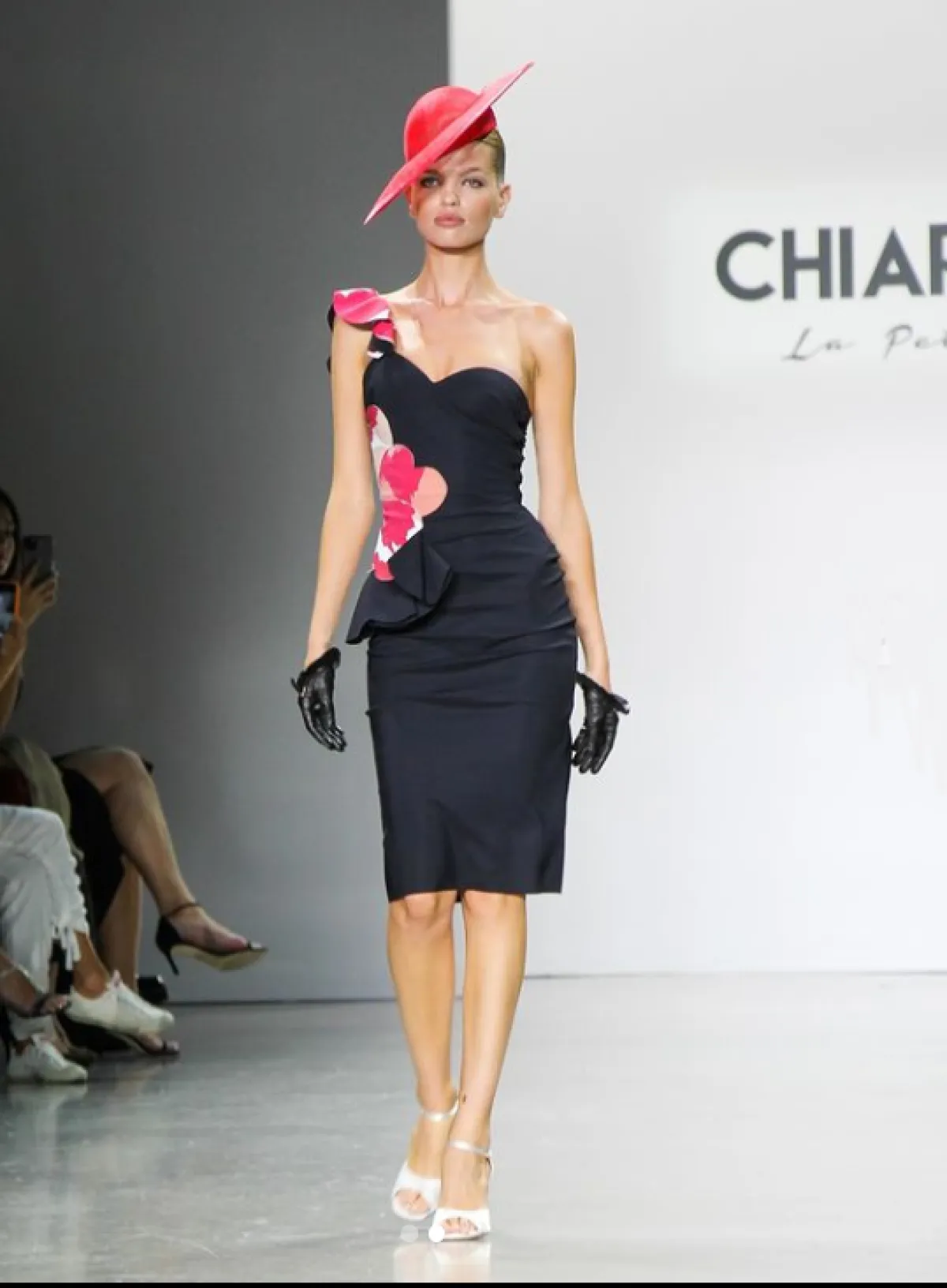 فستان أسود من كيارا بوني 