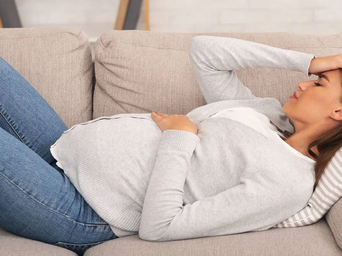 صورة لحامل تعاني من ألم بالمعدة