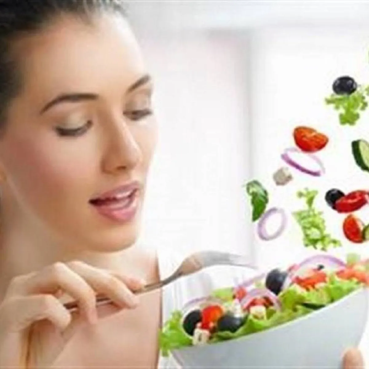 صورة لحامل تتناول الفاكهة