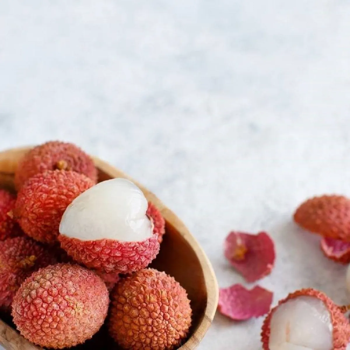 صورة لفاكهة الليتشي