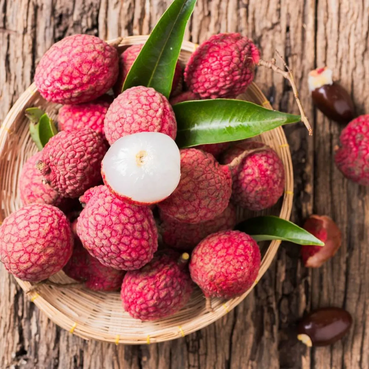 صورة لطبق من فاكهة الليتشي