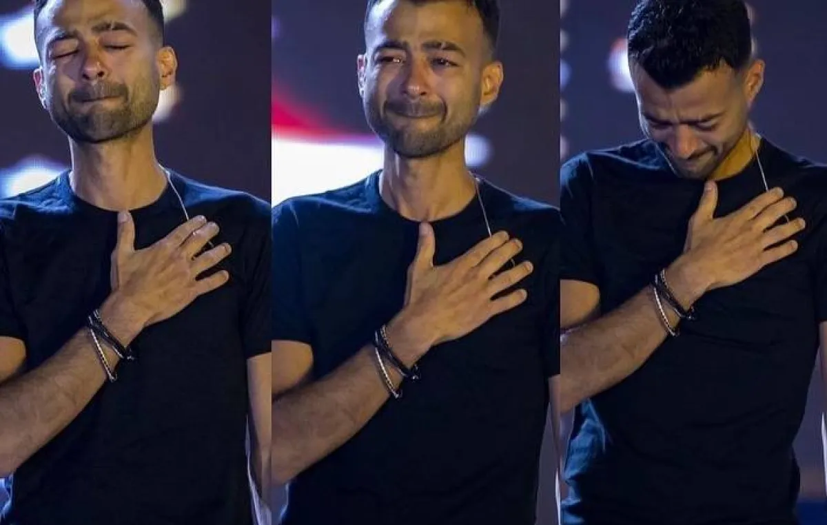 بكاء هيثم شاكر  أثناء إحيائه  حفل في جدة - صورة من صفحته الرسمية على انستغرام