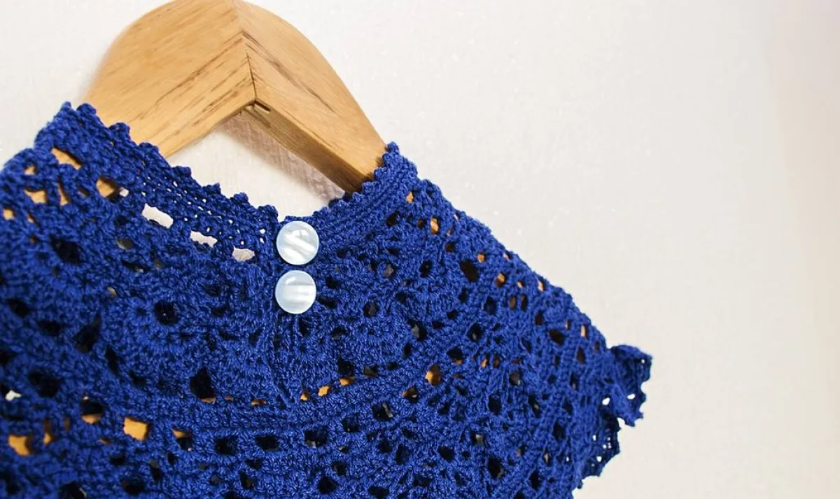 فستان لطفلة مشغول من الكروشيه