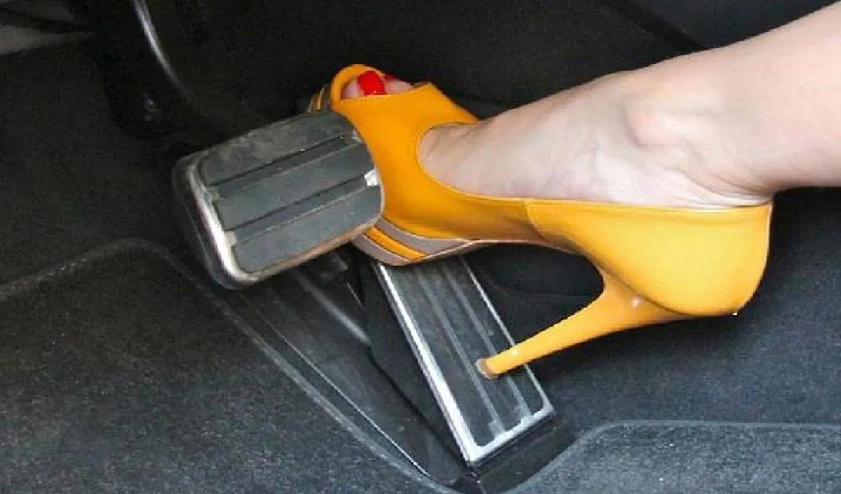 مخاطر ارتداء الكعب العالي أثناء القيادة 