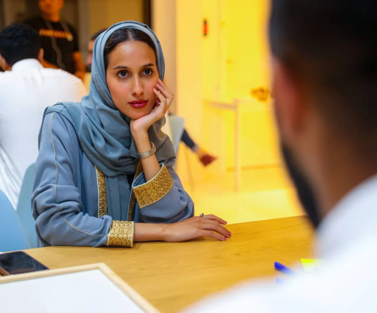 من الحاضرين في المجلس