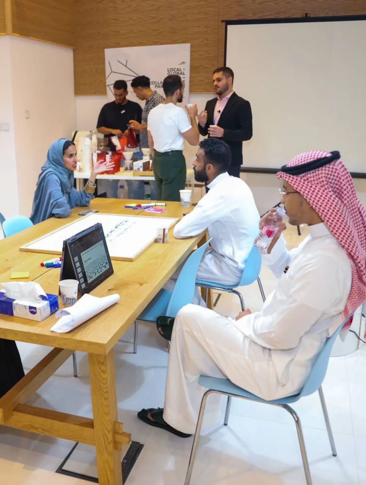 	من الحاضرين في المجلس