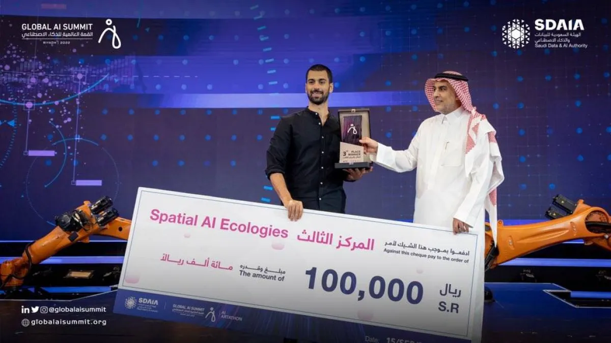 رئيس الهيئة السعودية للبيانات والذكاء الاصطناعي يكرم الفائزين في مسابقة "أرتاثون الذكاء الاصطناعي" - الصورة من حساب سدايا على تويتر