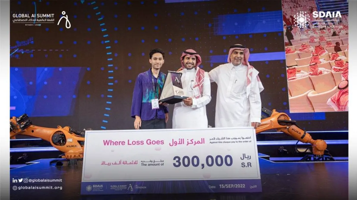 رئيس الهيئة السعودية للبيانات والذكاء الاصطناعي يكرم الفائزين في مسابقة "أرتاثون الذكاء الاصطناعي" - الصورة من حساب سدايا على تويتر