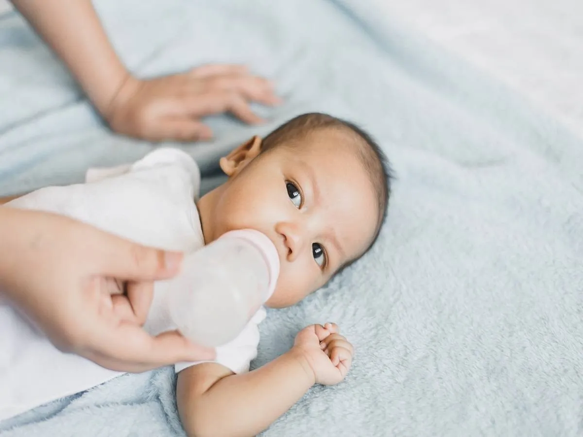 صورة لطفل رضيع يتناول الحليب