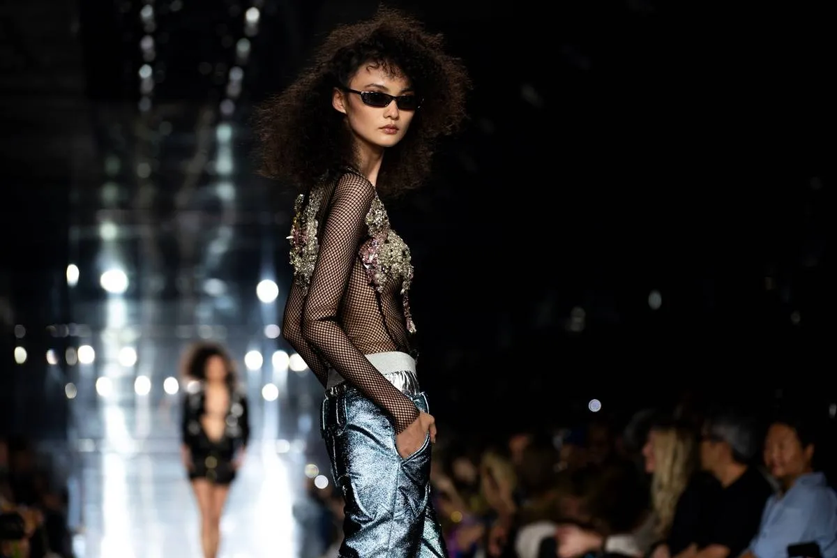 من عرض توم فورد Tom Ford خلال أسبوع نيويورك للموضة ربيع وصيف 2023