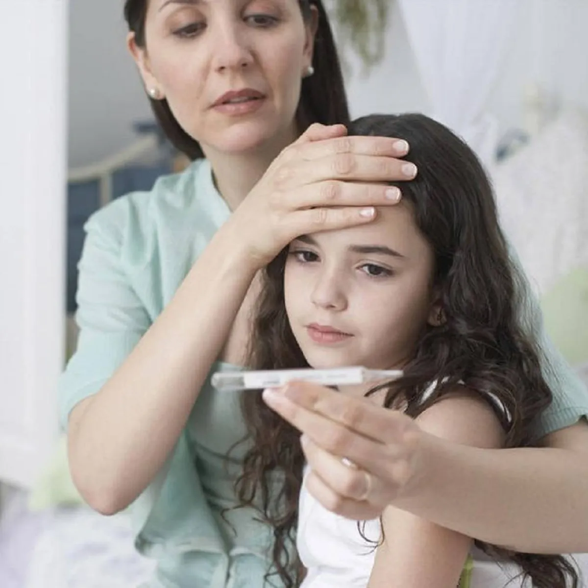 صورة لطفلة وأمها