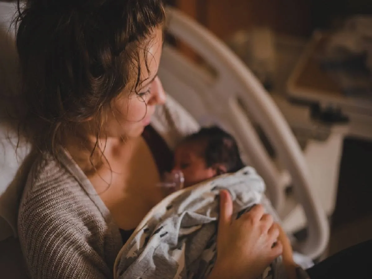 صورة لأم بعد الولادة تحتضن طفلها