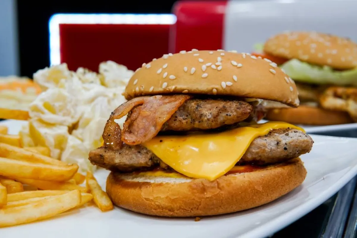 في اليوم العالمي للتشيز برجر .. تعرفوا إلى أفضل مطاعم التشيز برجر في الرياض