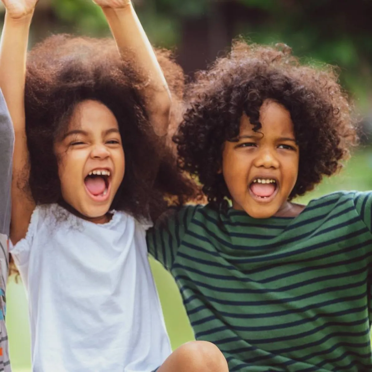 صورة لطفلتين