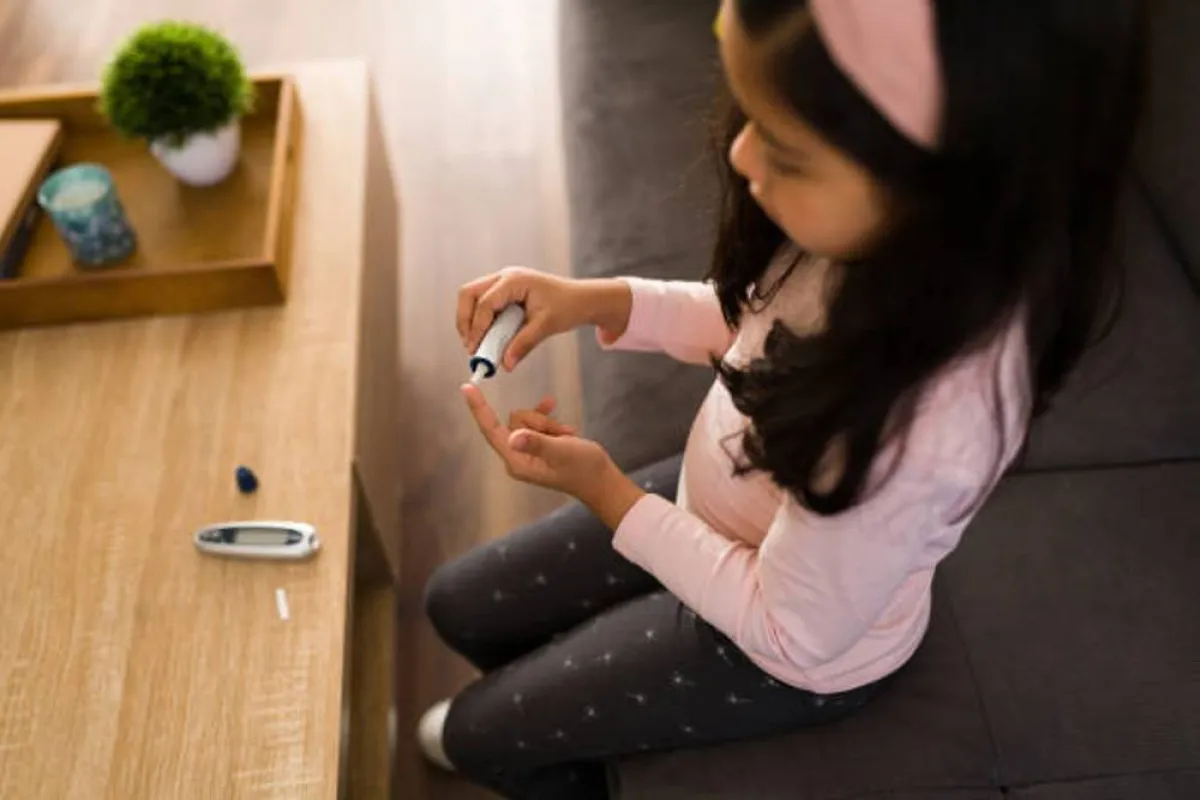 صورة لطفلة تحصل على عينة دم لفحص السكر لديها