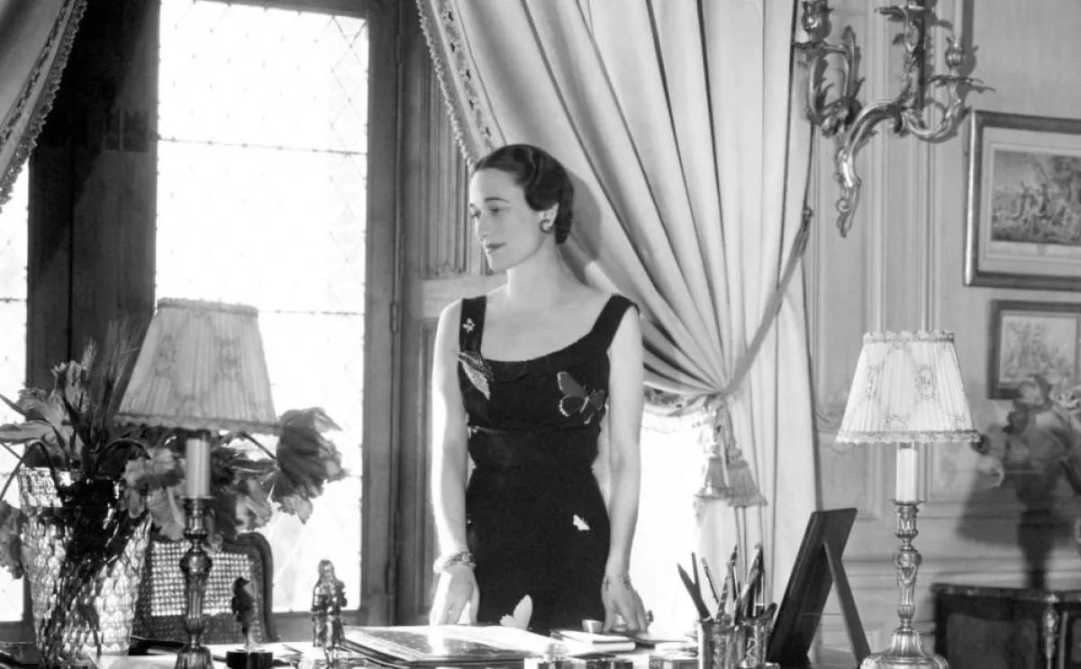 واليس في مكتب مزيّن بأثاث وإكسسوارات فخمة