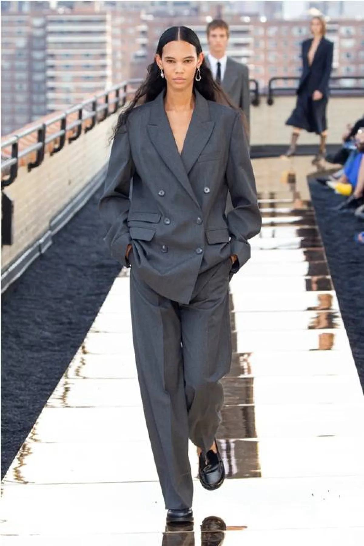 تنسيق  اللون الرمادي من كوس Cos