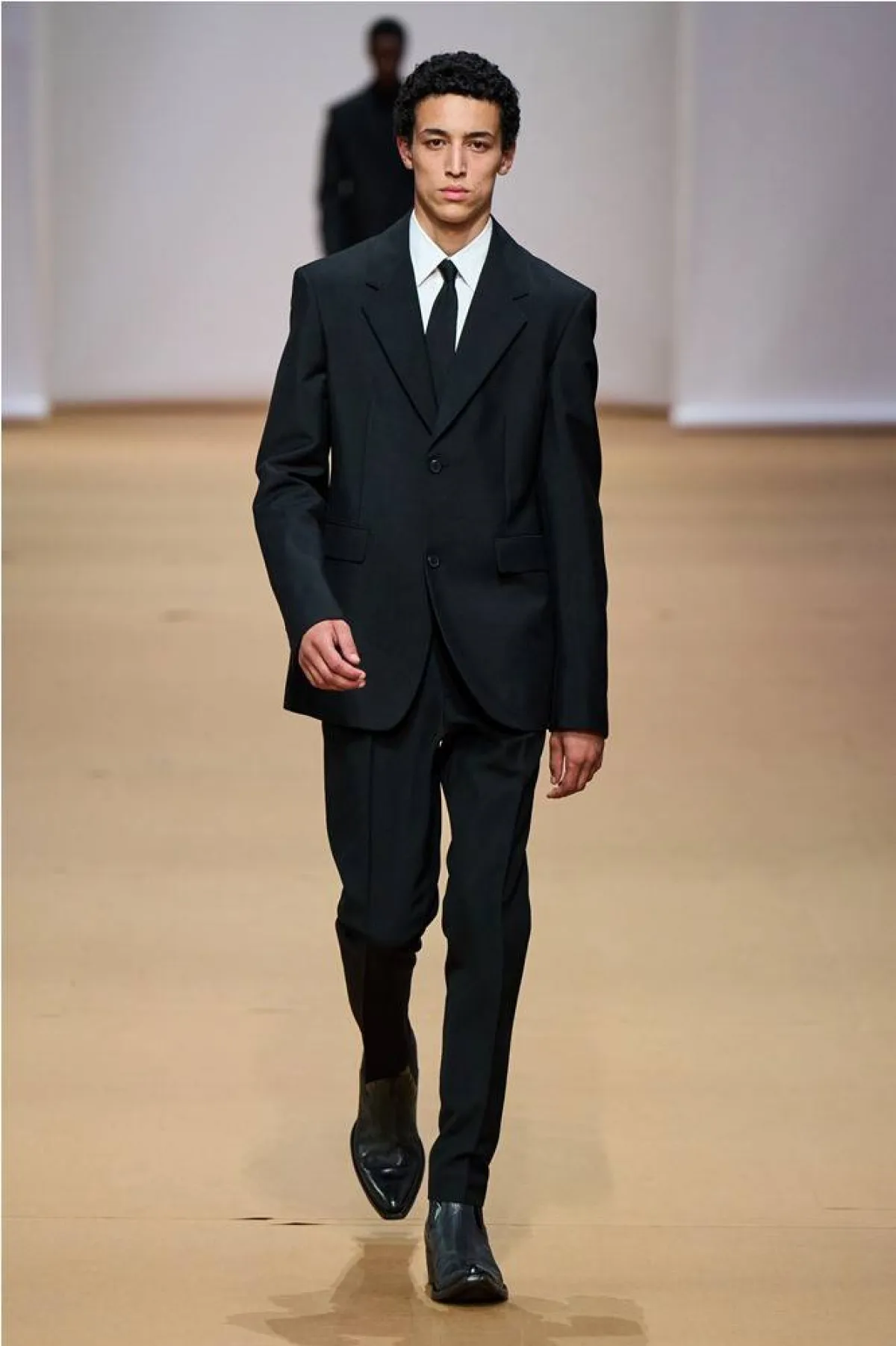 موديلات بدلات زفاف رجالية 2023 من برادا Prada