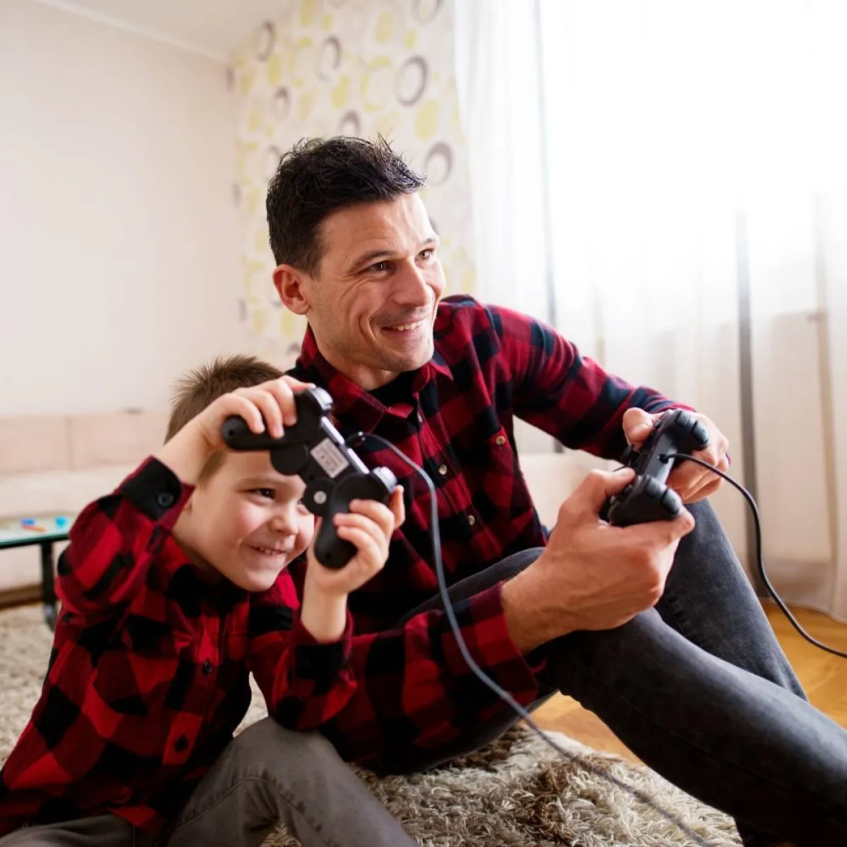 صورة لطفل ووالده يلعبان