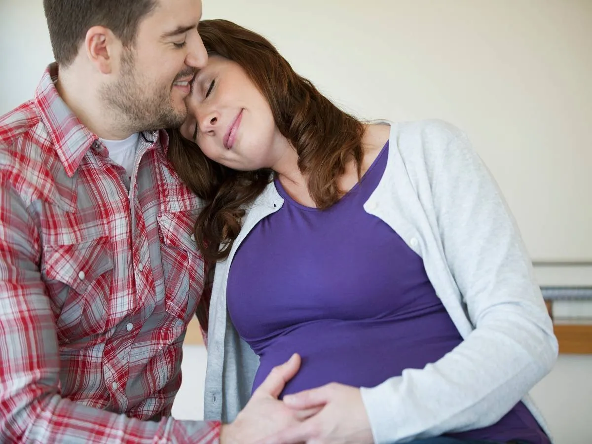 صورة لزوج يجلس مع زوجته الحامل