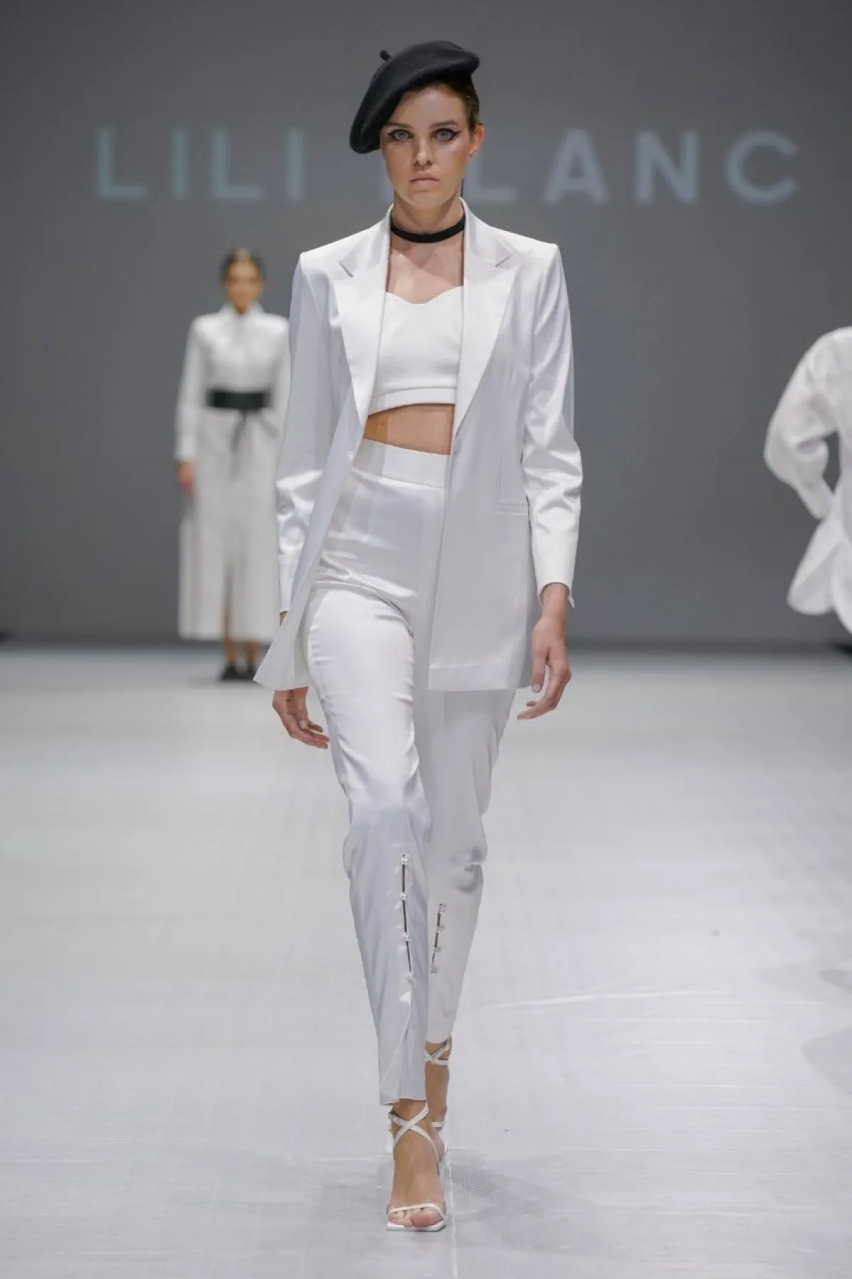 بليزر كلاسيكي باللون الأبيض من ليلي بلان Lili Blanc