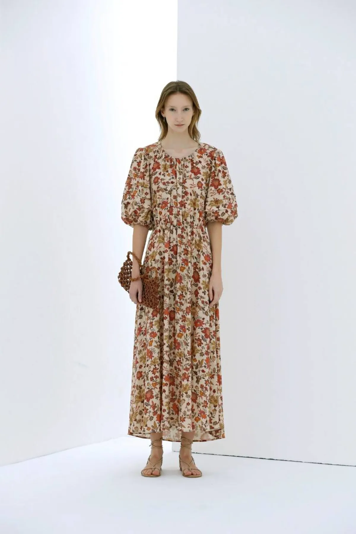 فستان طويل بنقشة الورود من أفاك  ستوديو Avec Studio