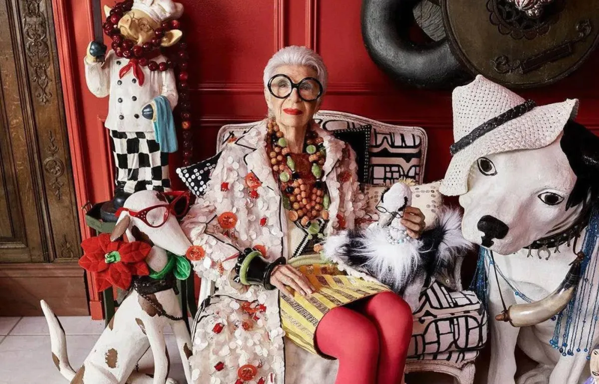 آيريس أبفيل Iris Apfel: الأيقونة المعمرة في عالم الأزياء والألوان 