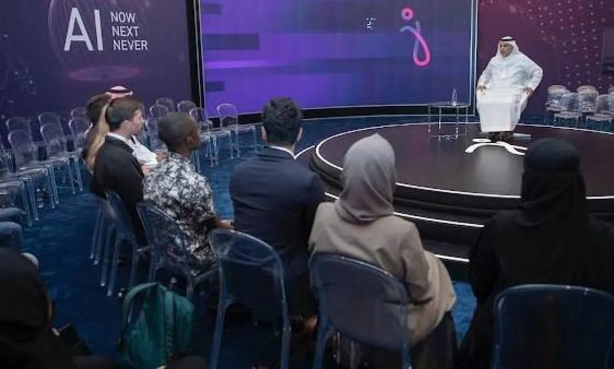 حوار إيجابي حول أعمالهم في مجال الذكاء الاصطناعي. الصورة من "واس"