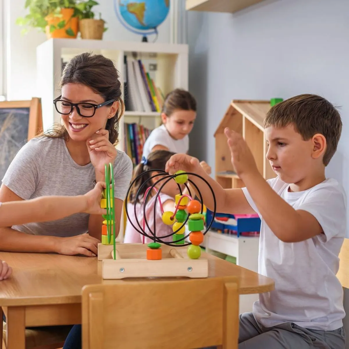 صورة لطفل ومعلمته بالحضانة