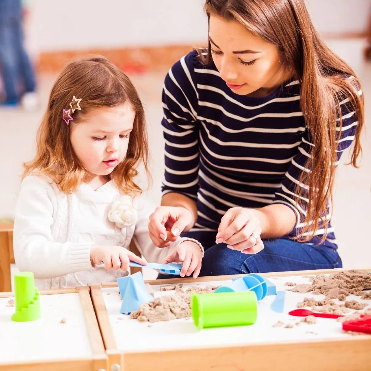 صةرة لطفلة ومعلمتها