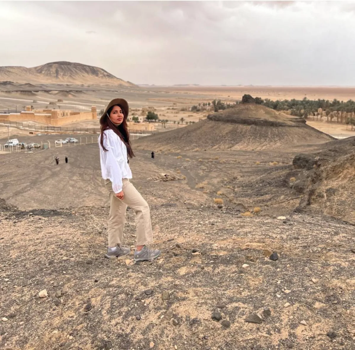 خديجة في مسار صعود جبل الصعيدي في قرية كاف بالقريات