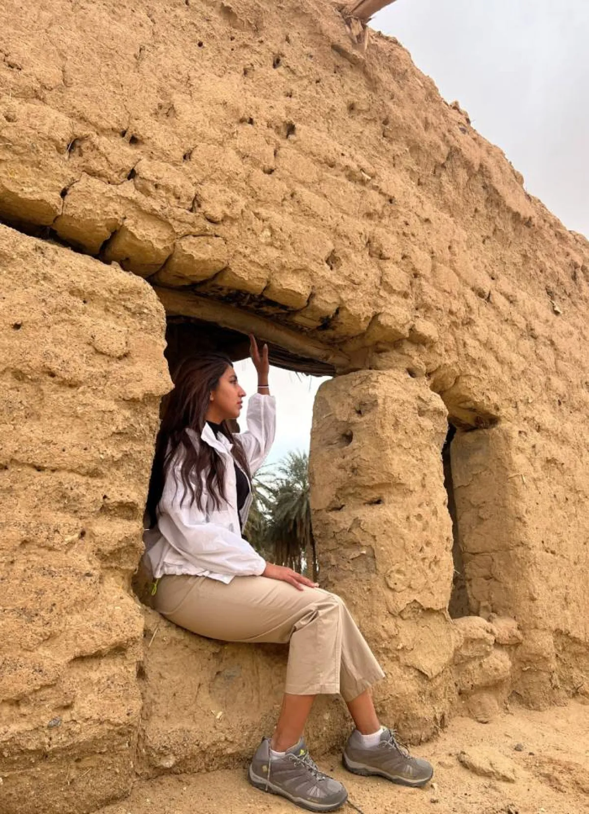 خديجة في بيوت طينية متلاصقة في قرية كاف تنتشر حولها مزارع النخيل