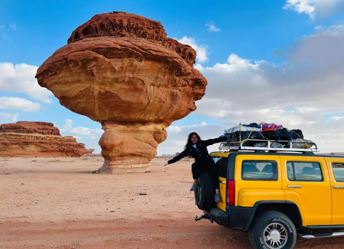 خديجة بجانب تكوينات صخرية في صحراء العلا 