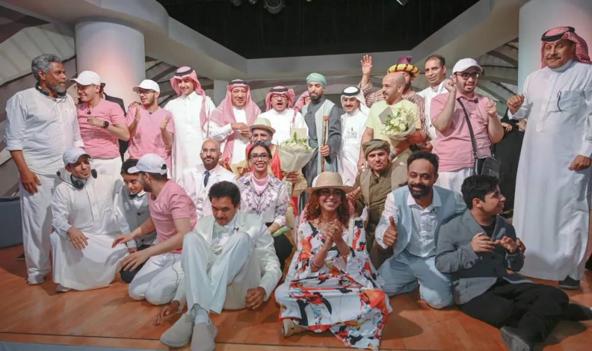 صورة جماعية لابطال المسرحية