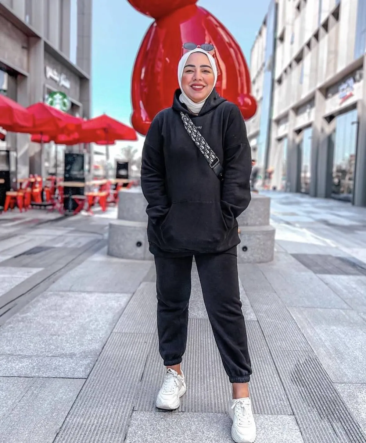 دعاء عكاشة بإطلالة مونوكروم